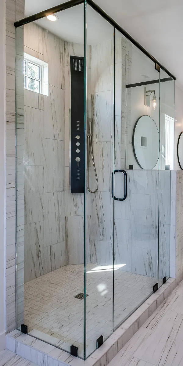 Paroi vitrée de douche moderne en verre transparent