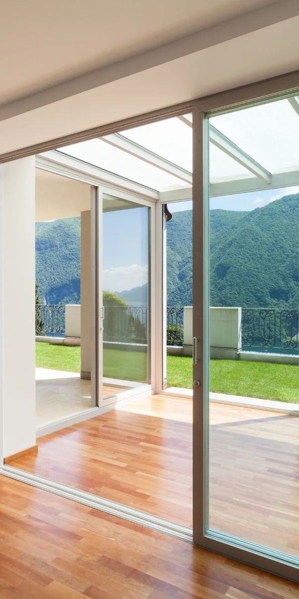 Véranda et grandes fenêtres en hauteur